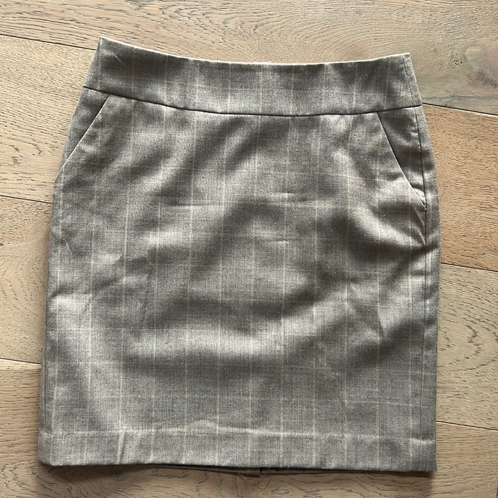 Banana Republic wool pencil skirt fully lined. Size 4. Great condition!